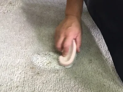 シミ抜きは丁寧に手作業