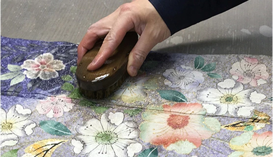 洗濯のプロにクリーニングを依頼しましょう。