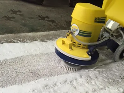 機械と手作業で1品1品洗浄