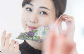 マスクに付きにくいファンデーション_マスクをする女性
