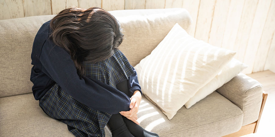 うずくまる女子学生のイメージ