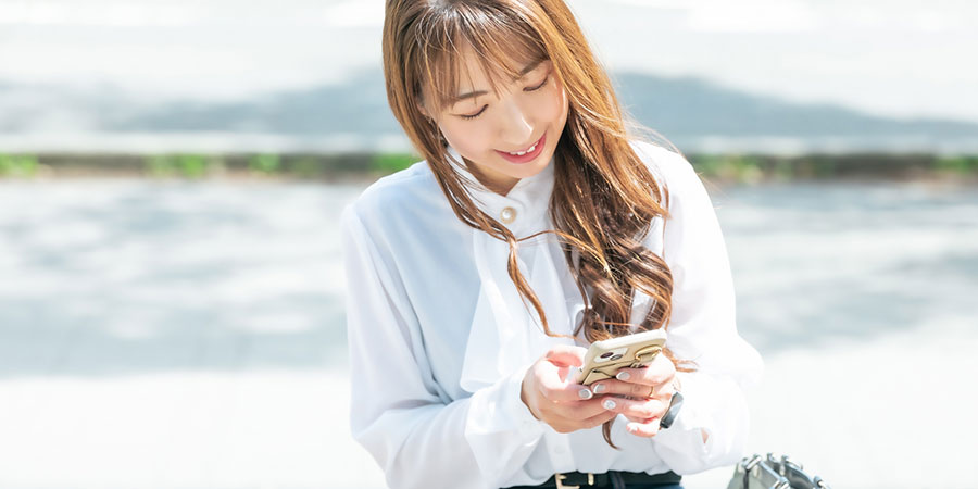 スマホで相談する女性イメージ