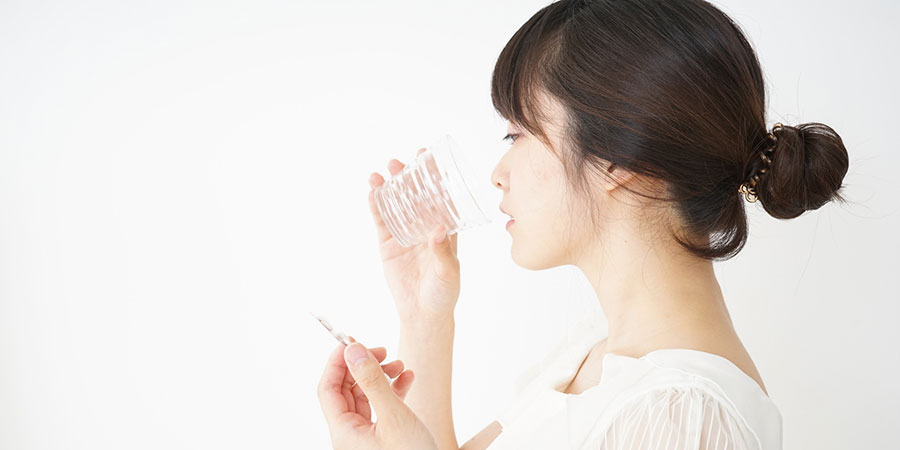 ピルを服用する女性イメージ