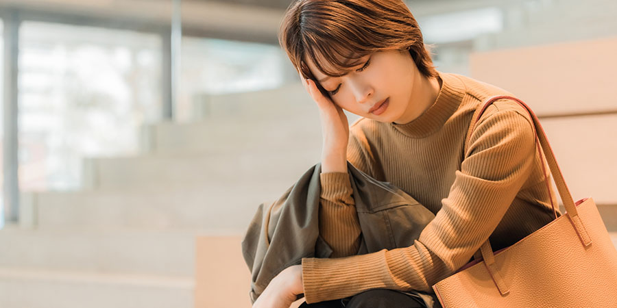 頭を抱える女性