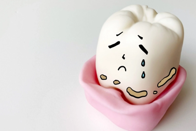 プラーク（歯垢）が溜まり続け、24時間365日、細菌にさらされる