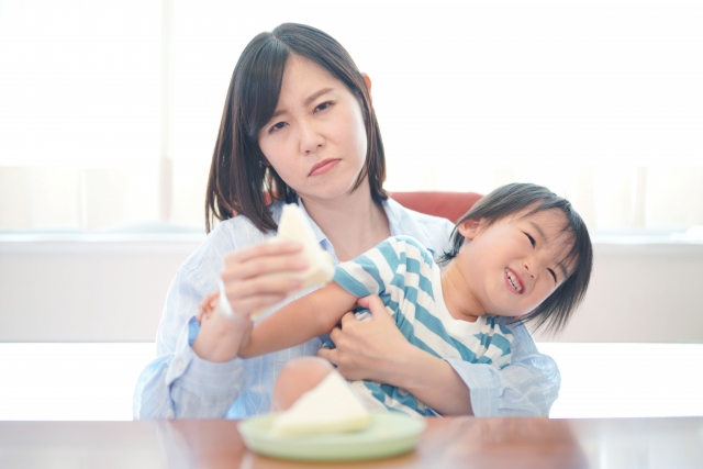 食事を拒否してそっぽを向く幼児
