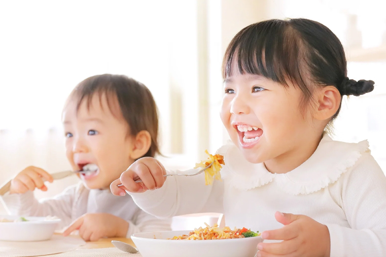成長に合わせた具材の幼児食をしっかり噛んで食べる子供